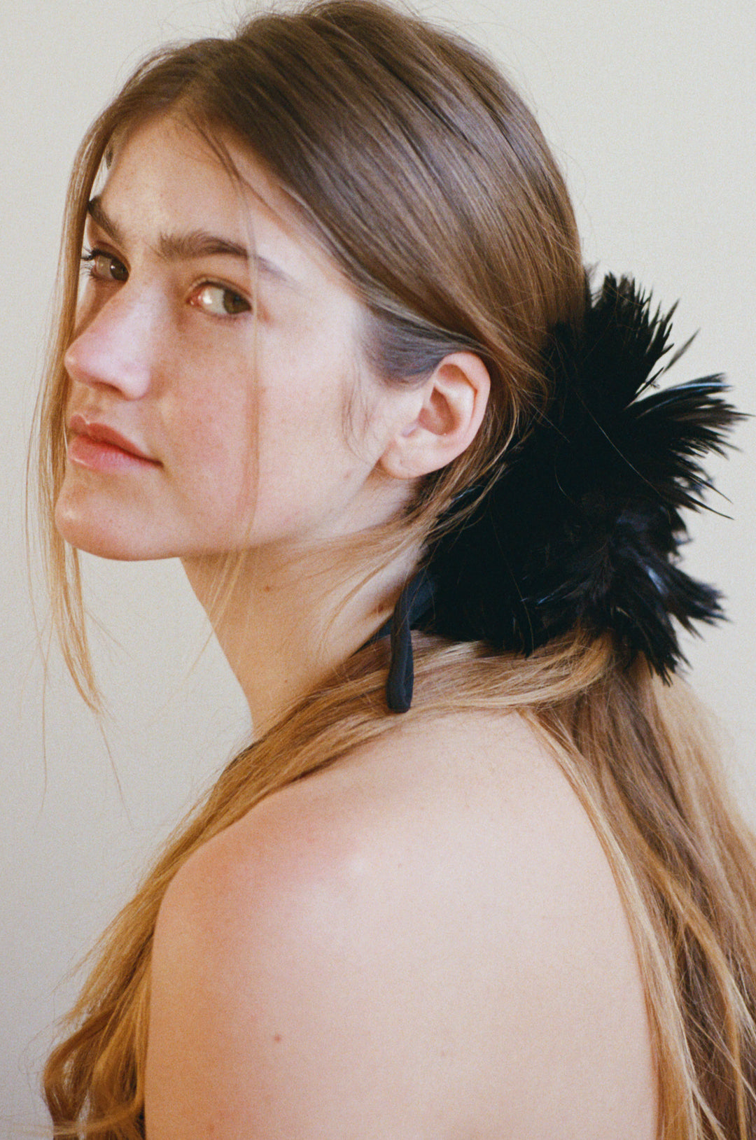 IOLANA FEATHER SCRUNCHIE