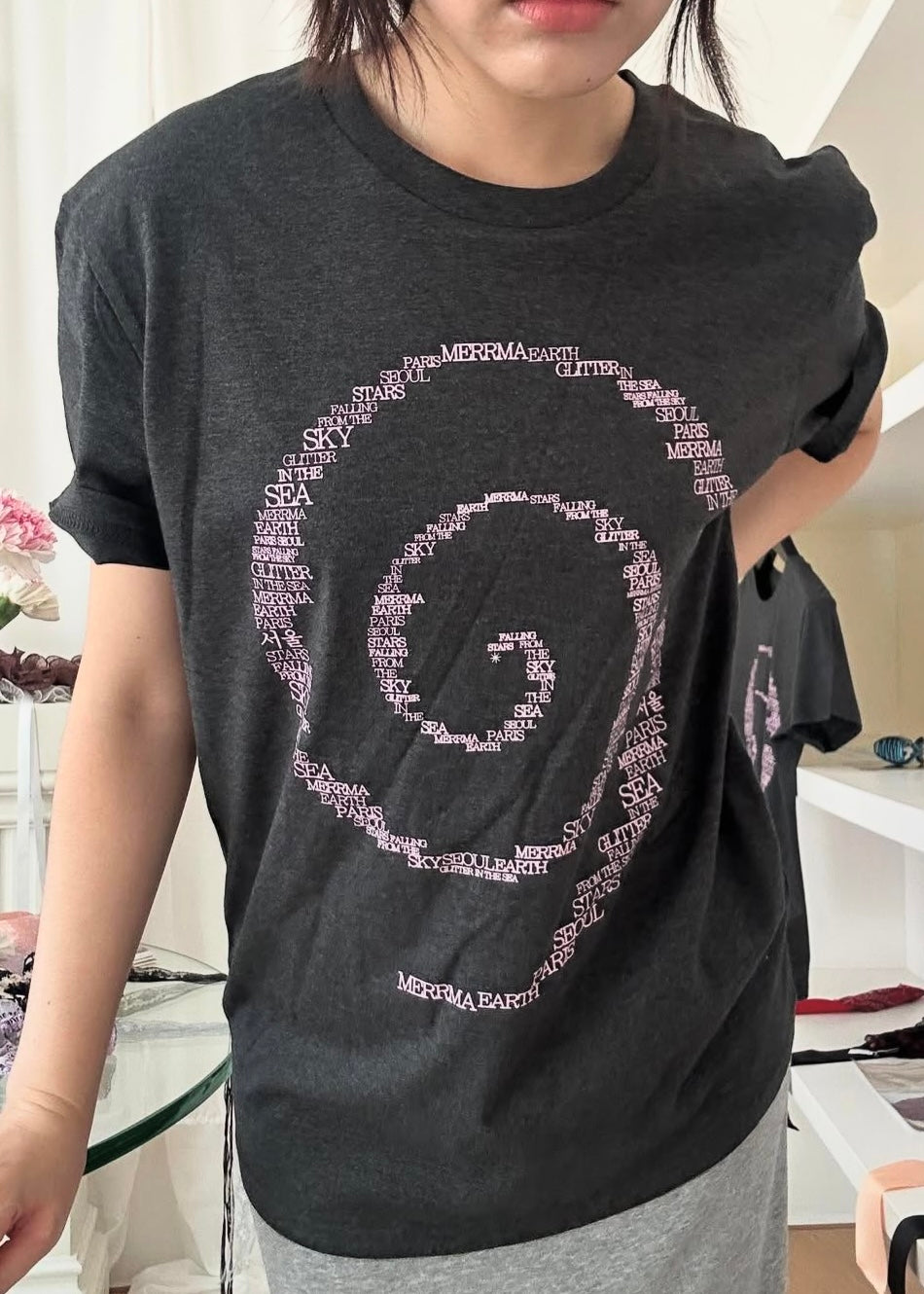 CHARCOAL SPIRAL SOUVENIR T-SHIRT