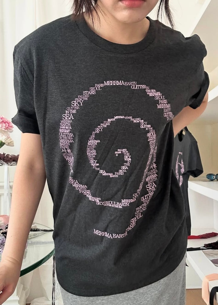 CHARCOAL SPIRAL SOUVENIR T-SHIRT
